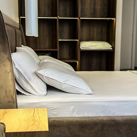 Alexander Rooms & Apartments Дуррес Экстерьер фото