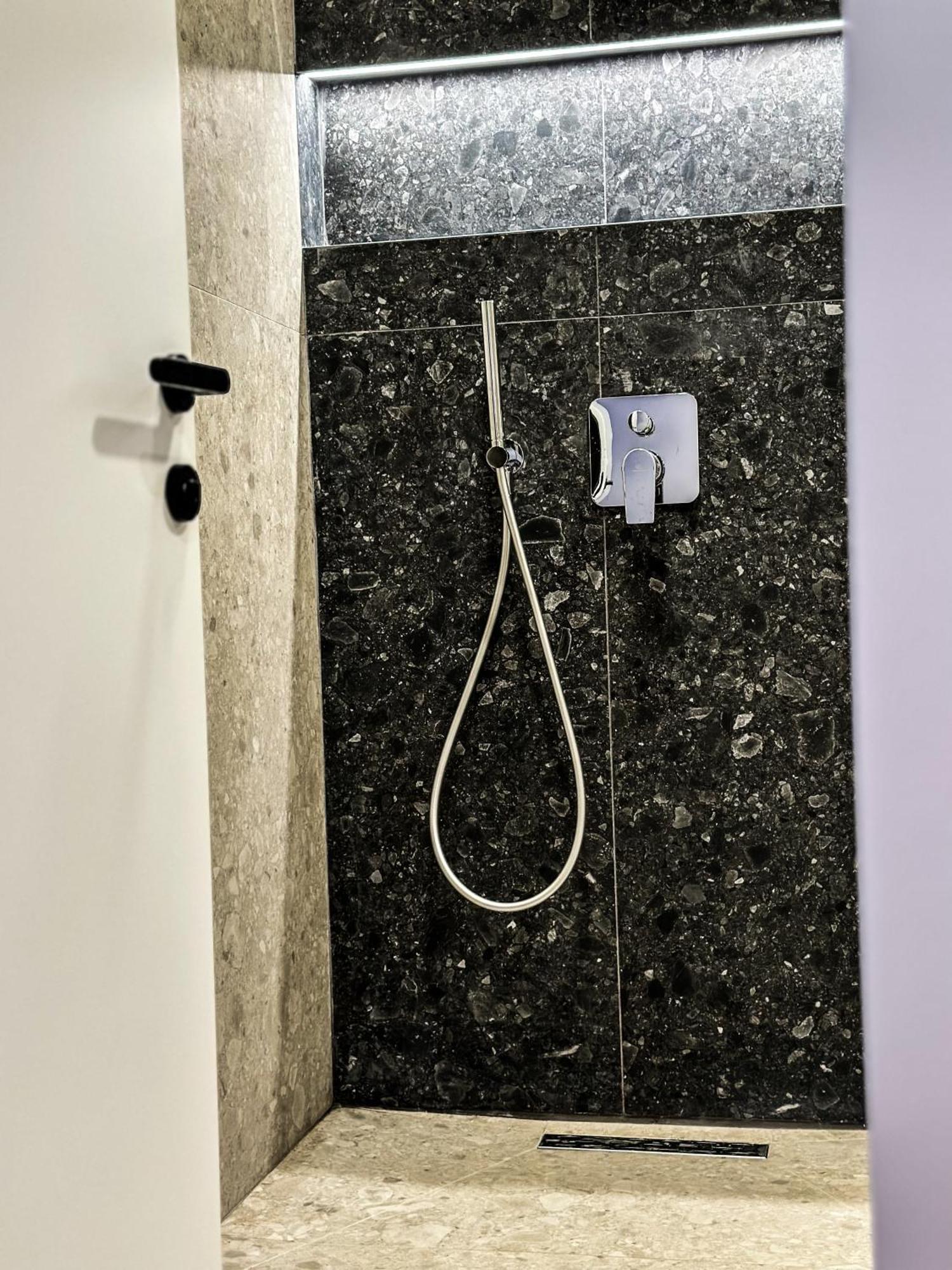 Alexander Rooms & Apartments Дуррес Экстерьер фото