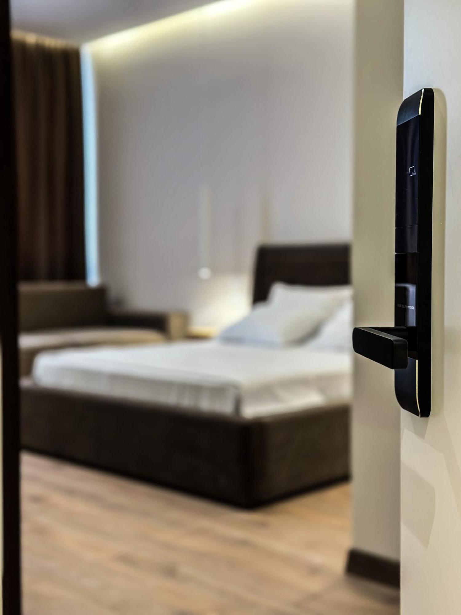 Alexander Rooms & Apartments Дуррес Экстерьер фото